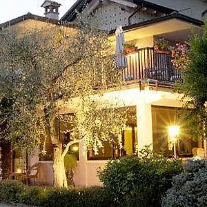 https://hotel-clodia.it-lombardy.com